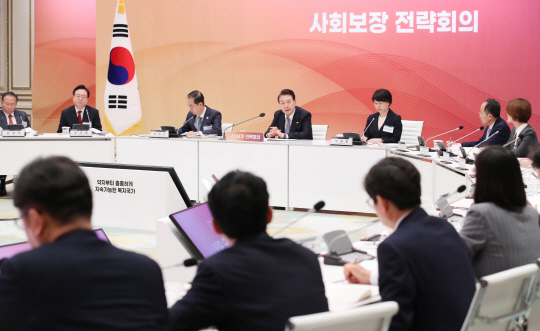 윤석열 대통령이 31일 청와대 영빈관에서 사회보장 전략회의를 주재하고 있다. 대통령실통신사진기자단=연합뉴스